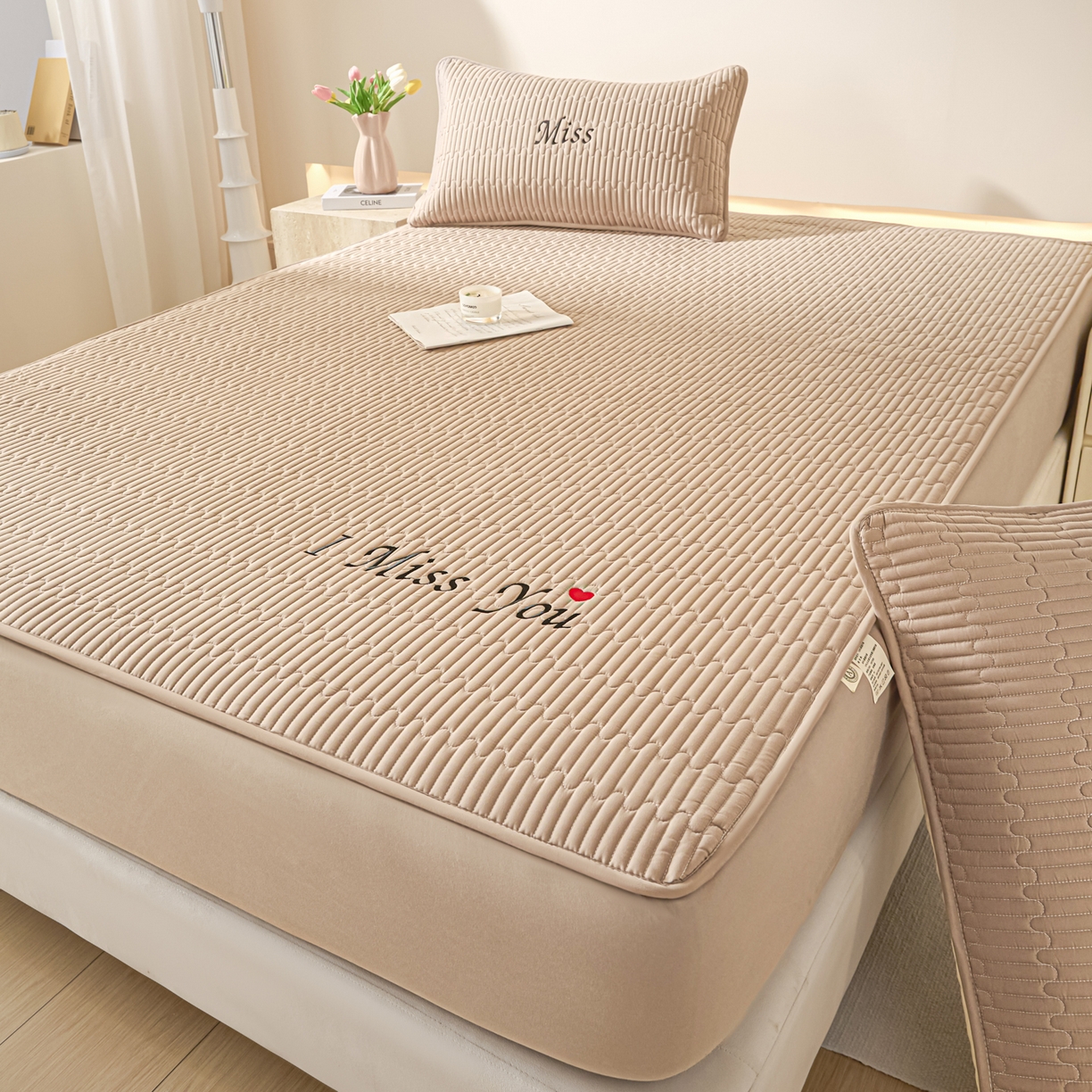 91家纺网 家纺一手货源 找家纺 卡伦家纺 2025新款A类刺绣夹棉床笠情书系列 柔咖情书