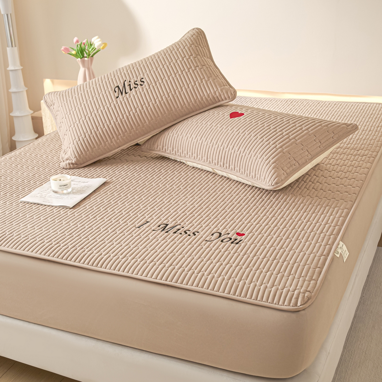 91家纺网 家纺一手货源 找家纺 卡伦家纺 2025新款A类刺绣夹棉床笠情书系列 柔咖情书