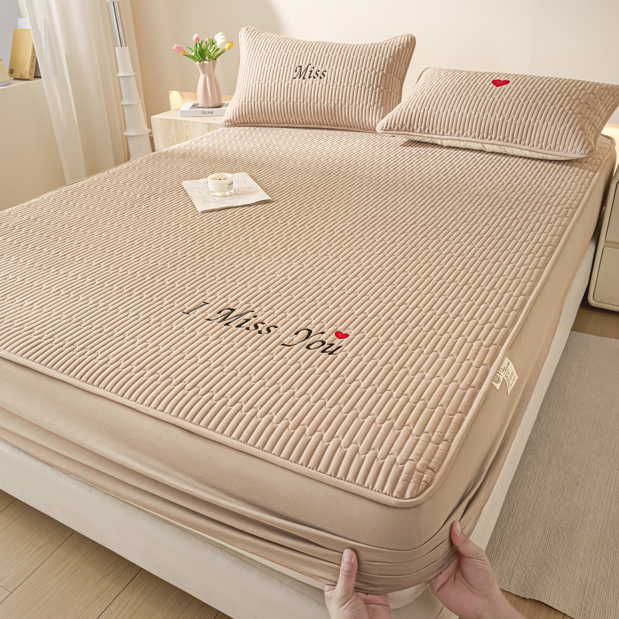 91家纺网 家纺一手货源 找家纺 卡伦家纺 2025新款A类刺绣夹棉床笠情书系列 柔咖情书