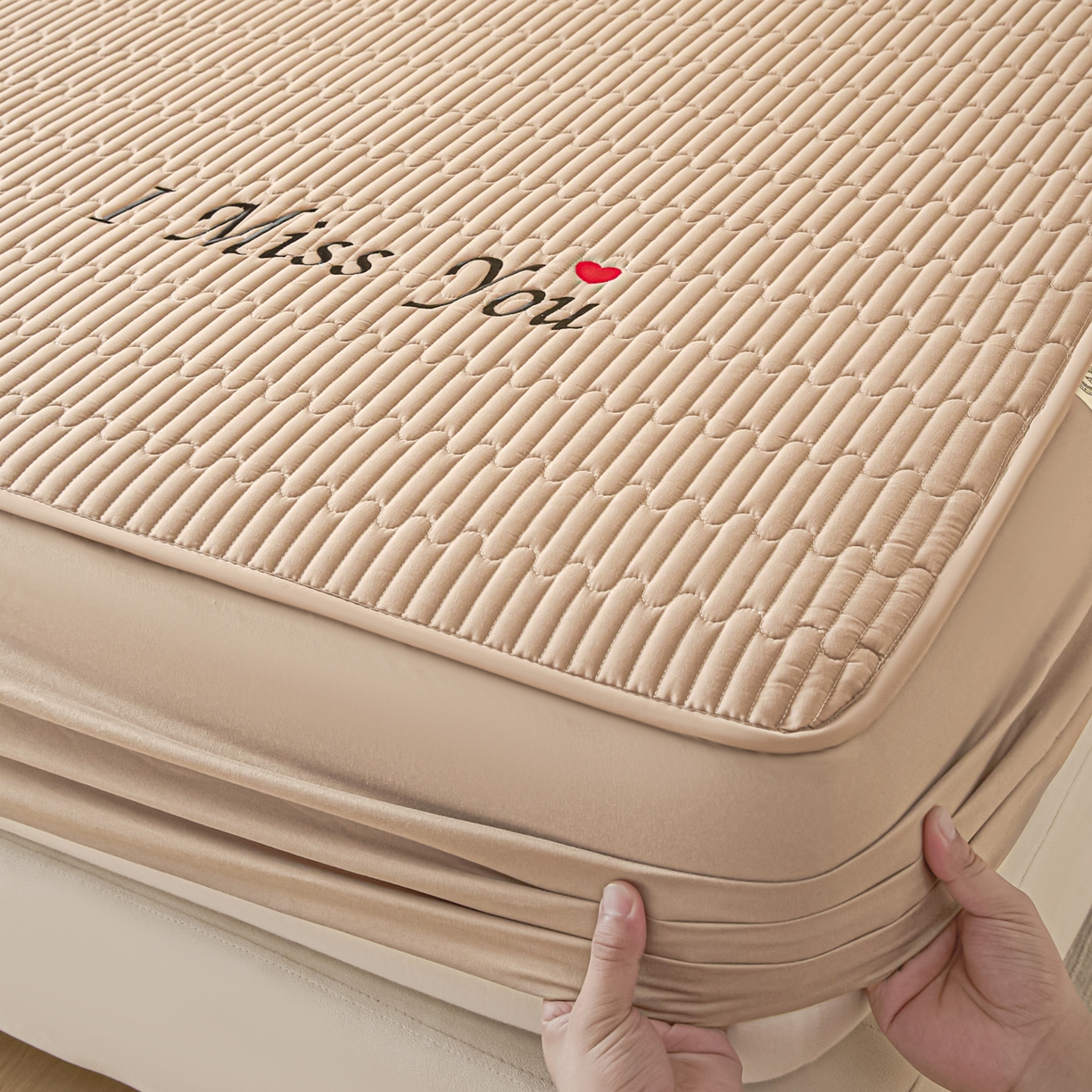 91家纺网 家纺一手货源 找家纺 卡伦家纺 2025新款A类刺绣夹棉床笠情书系列 柔咖情书