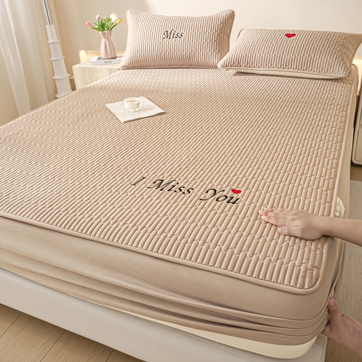 91家纺网 家纺一手货源 找家纺 卡伦家纺 2025新款A类刺绣夹棉床笠情书系列 柔咖情书