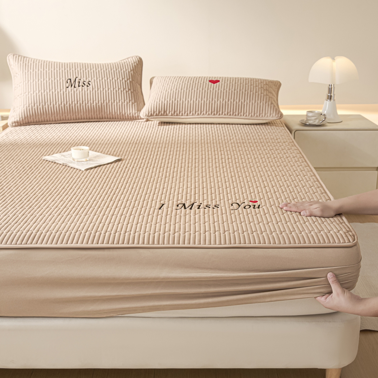 91家纺网 家纺一手货源 找家纺 卡伦家纺 2025新款A类刺绣夹棉床笠情书系列 柔咖情书