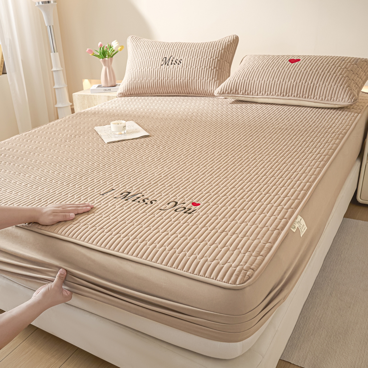 91家纺网 家纺一手货源 找家纺 卡伦家纺 2025新款A类刺绣夹棉床笠情书系列 柔咖情书