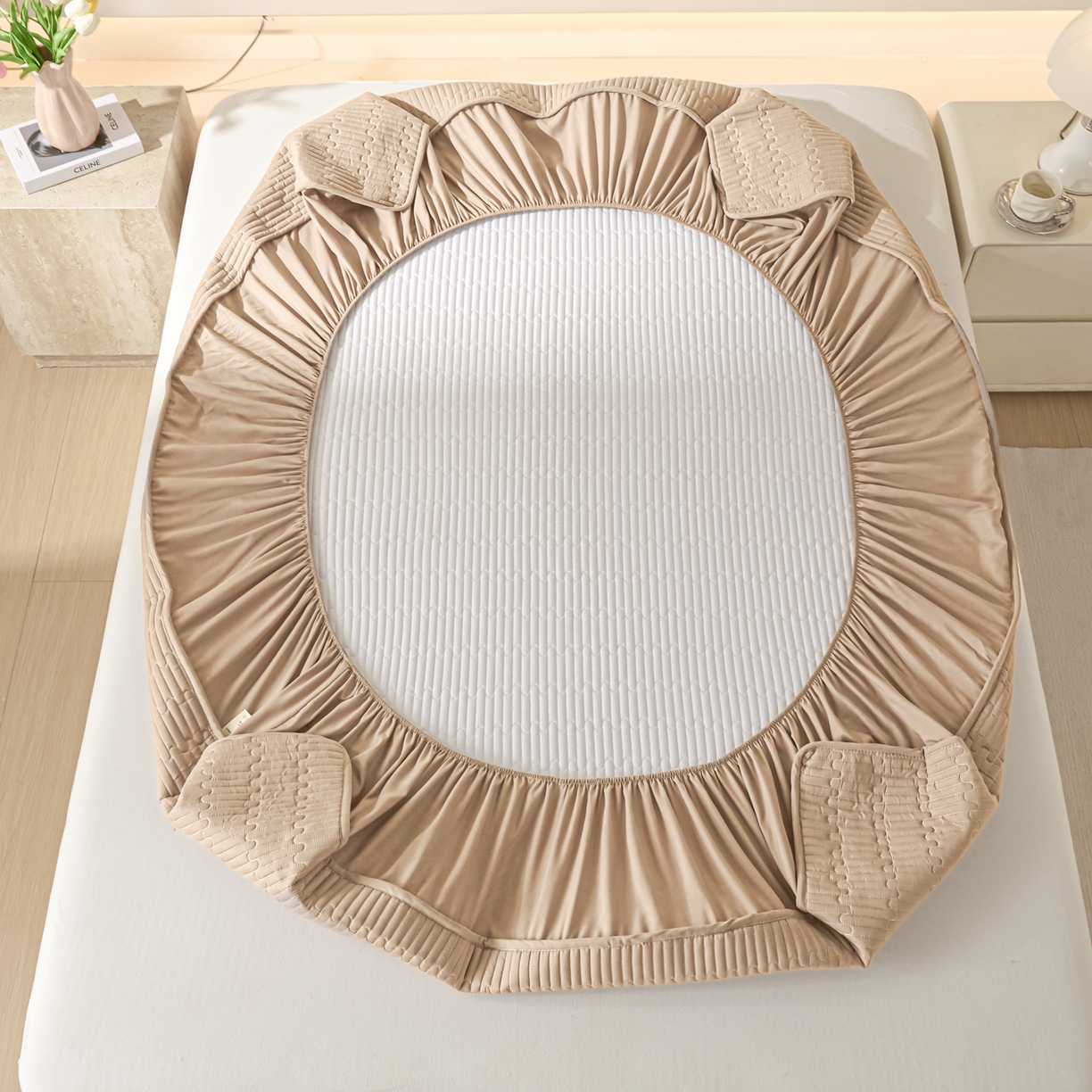 91家纺网 家纺一手货源 找家纺 卡伦家纺 2025新款A类刺绣夹棉床笠情书系列 柔咖情书