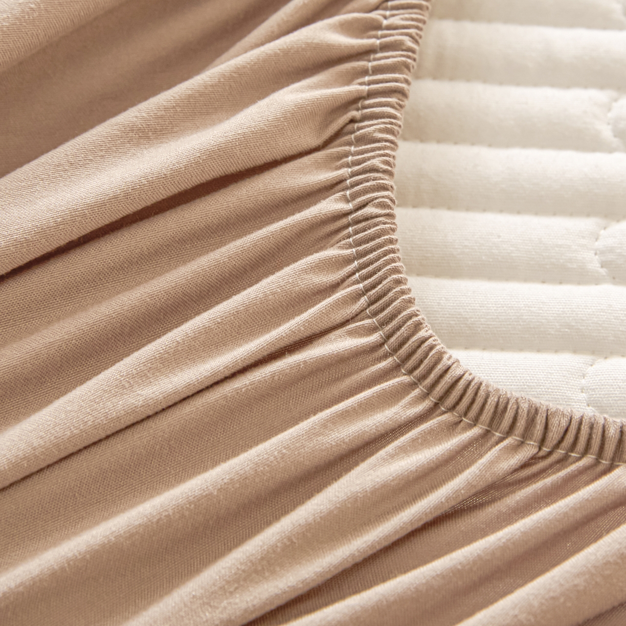 91家纺网 家纺一手货源 找家纺 卡伦家纺 2025新款A类刺绣夹棉床笠情书系列 柔咖情书