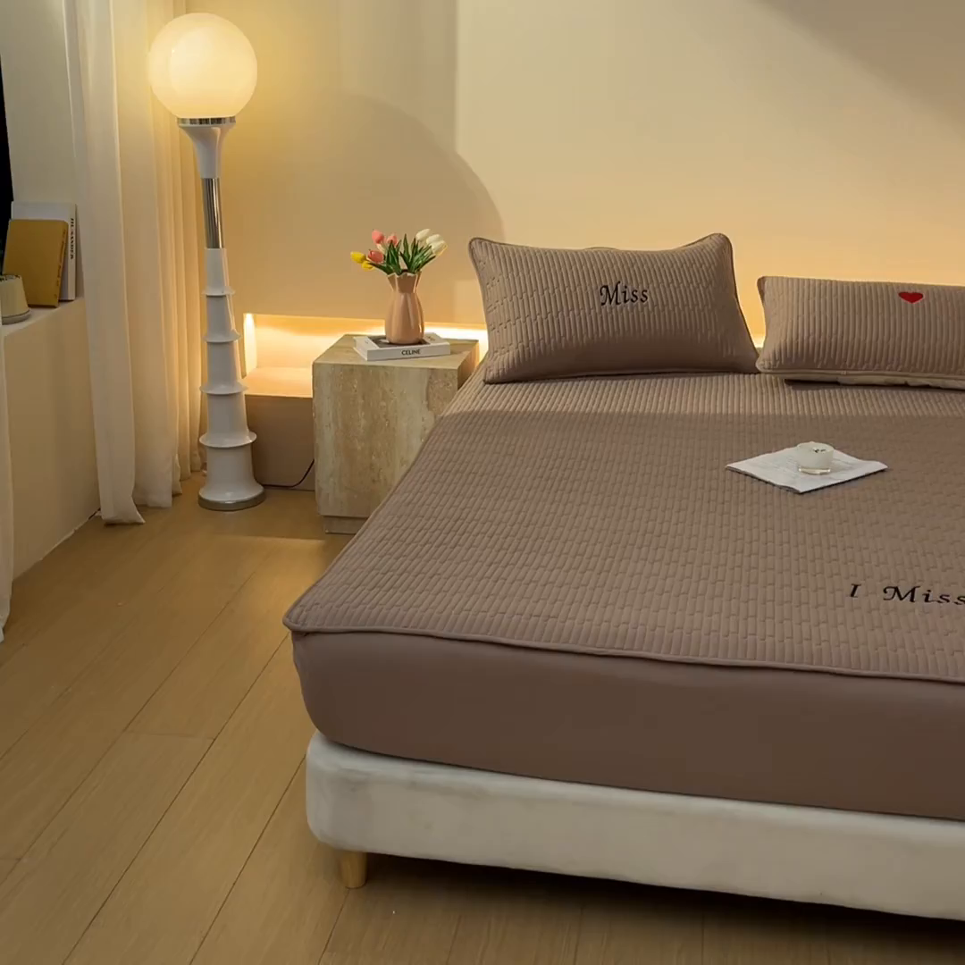 91家纺网 家纺一手货源 找家纺 卡伦家纺 2025新款A类刺绣夹棉床笠情书系列 柔咖情书