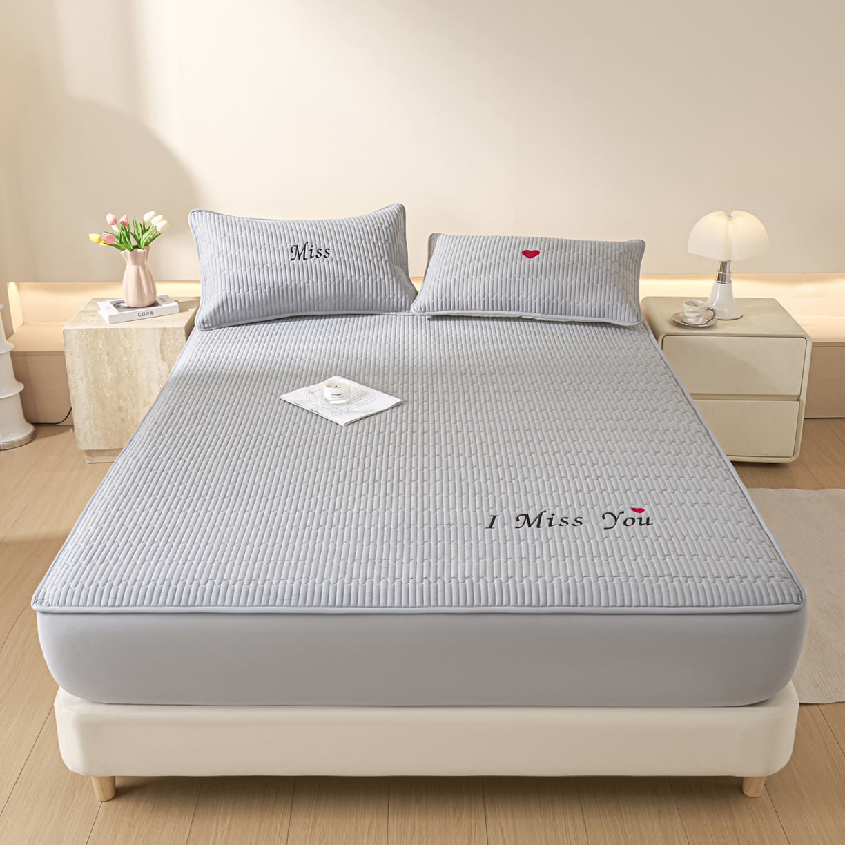 91家纺网 家纺一手货源 找家纺 卡伦家纺 2025新款A类刺绣夹棉床笠情书系列 雾灰情书