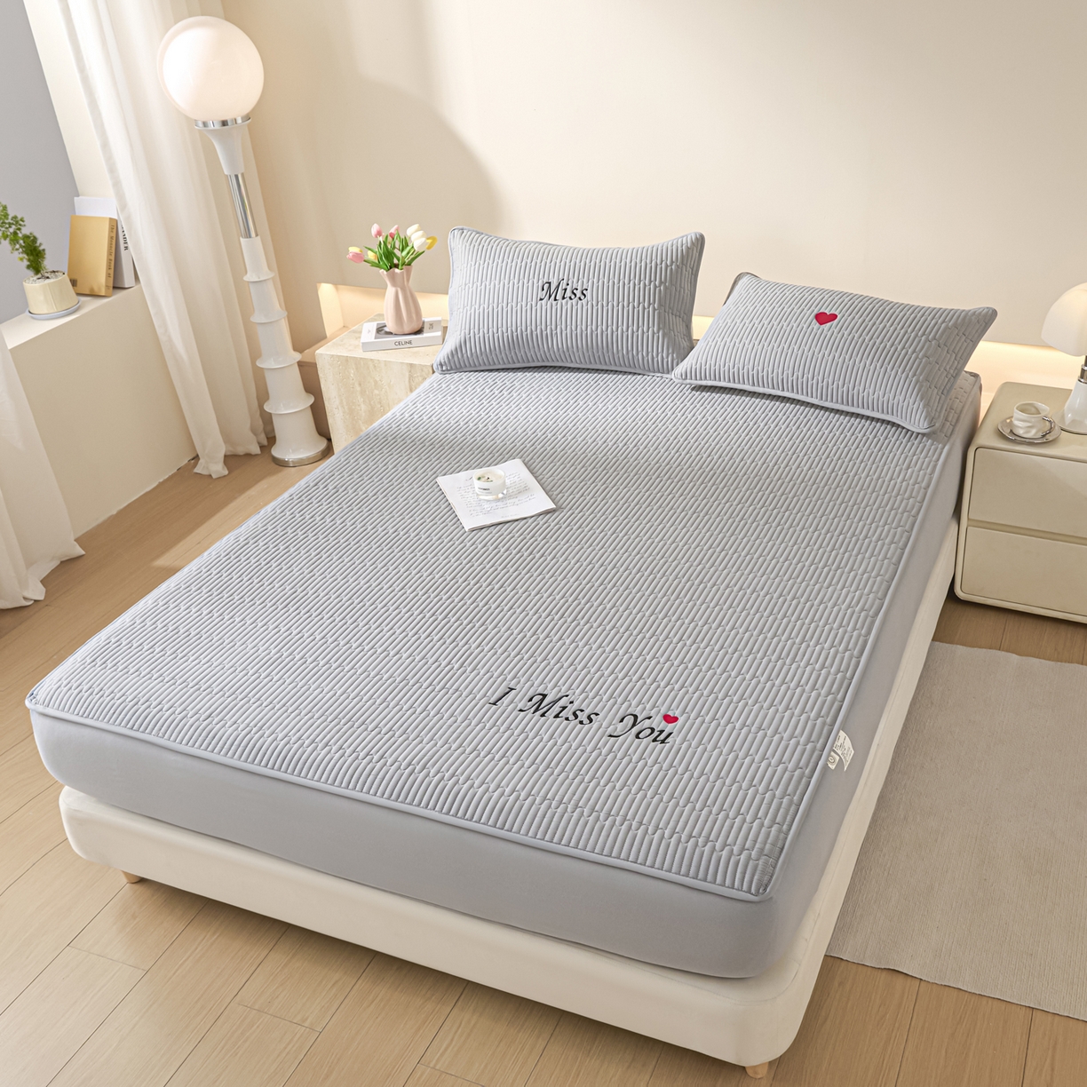 91家纺网 家纺一手货源 找家纺 卡伦家纺 2025新款A类刺绣夹棉床笠情书系列 雾灰情书