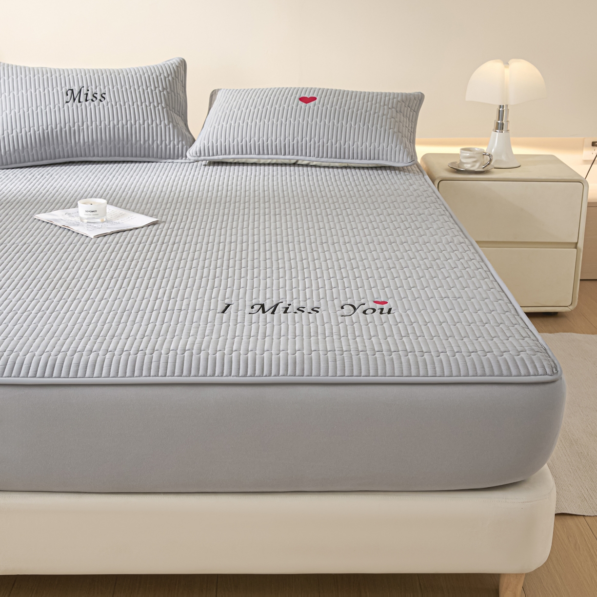 91家纺网 家纺一手货源 找家纺 卡伦家纺 2025新款A类刺绣夹棉床笠情书系列 雾灰情书