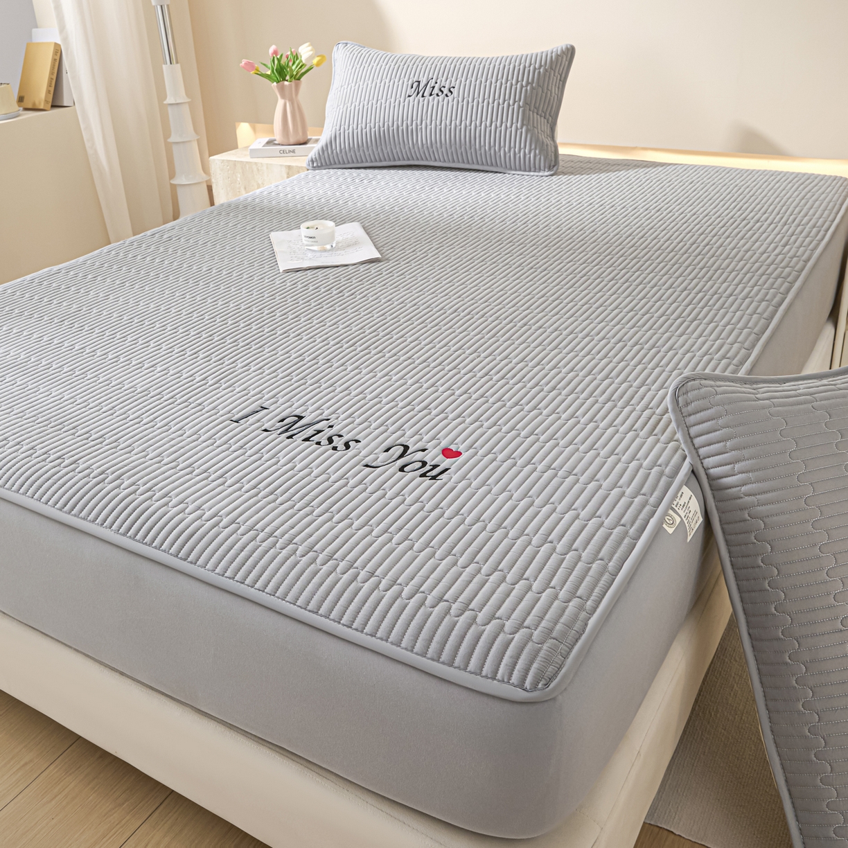 91家纺网 家纺一手货源 找家纺 卡伦家纺 2025新款A类刺绣夹棉床笠情书系列 雾灰情书