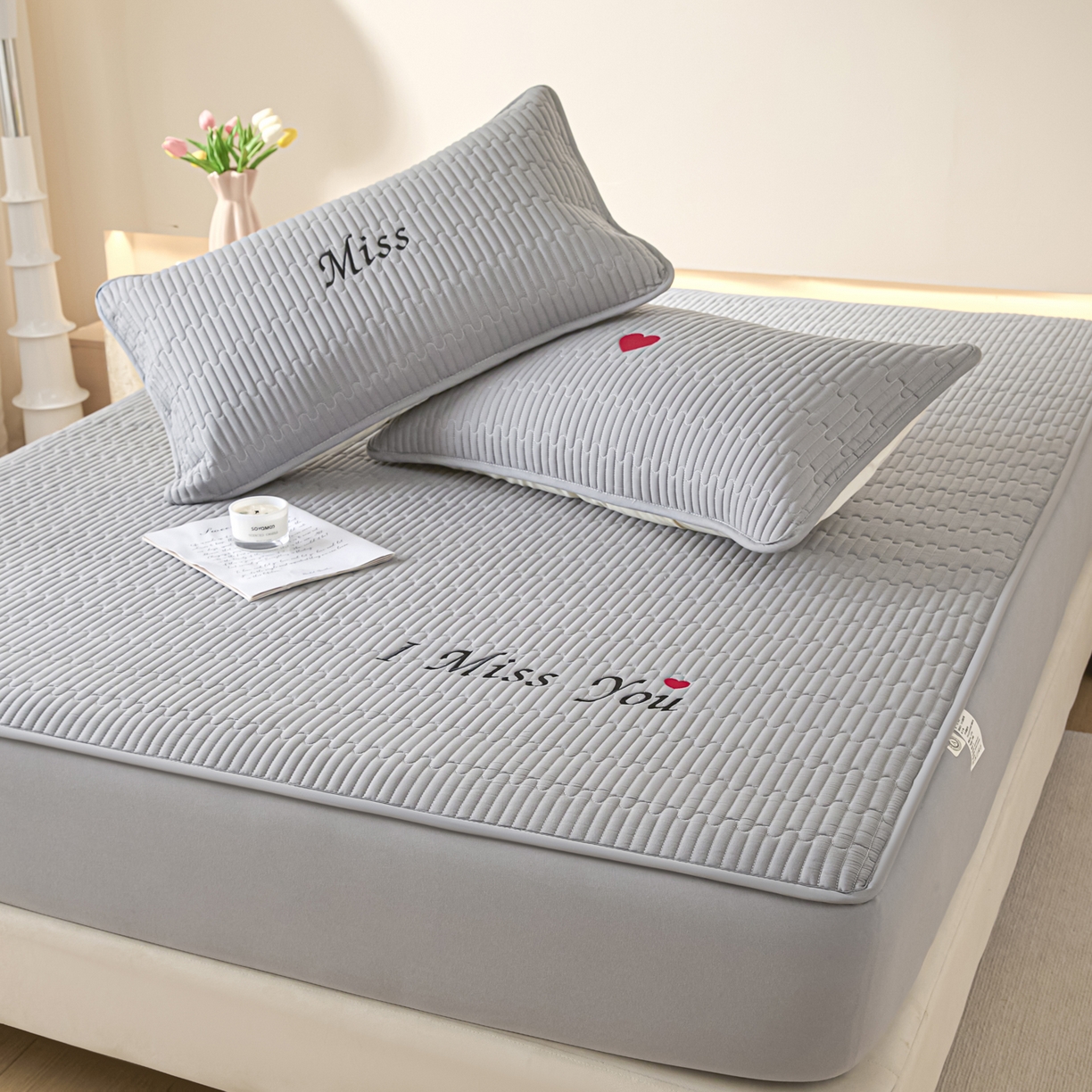 91家纺网 家纺一手货源 找家纺 卡伦家纺 2025新款A类刺绣夹棉床笠情书系列 雾灰情书