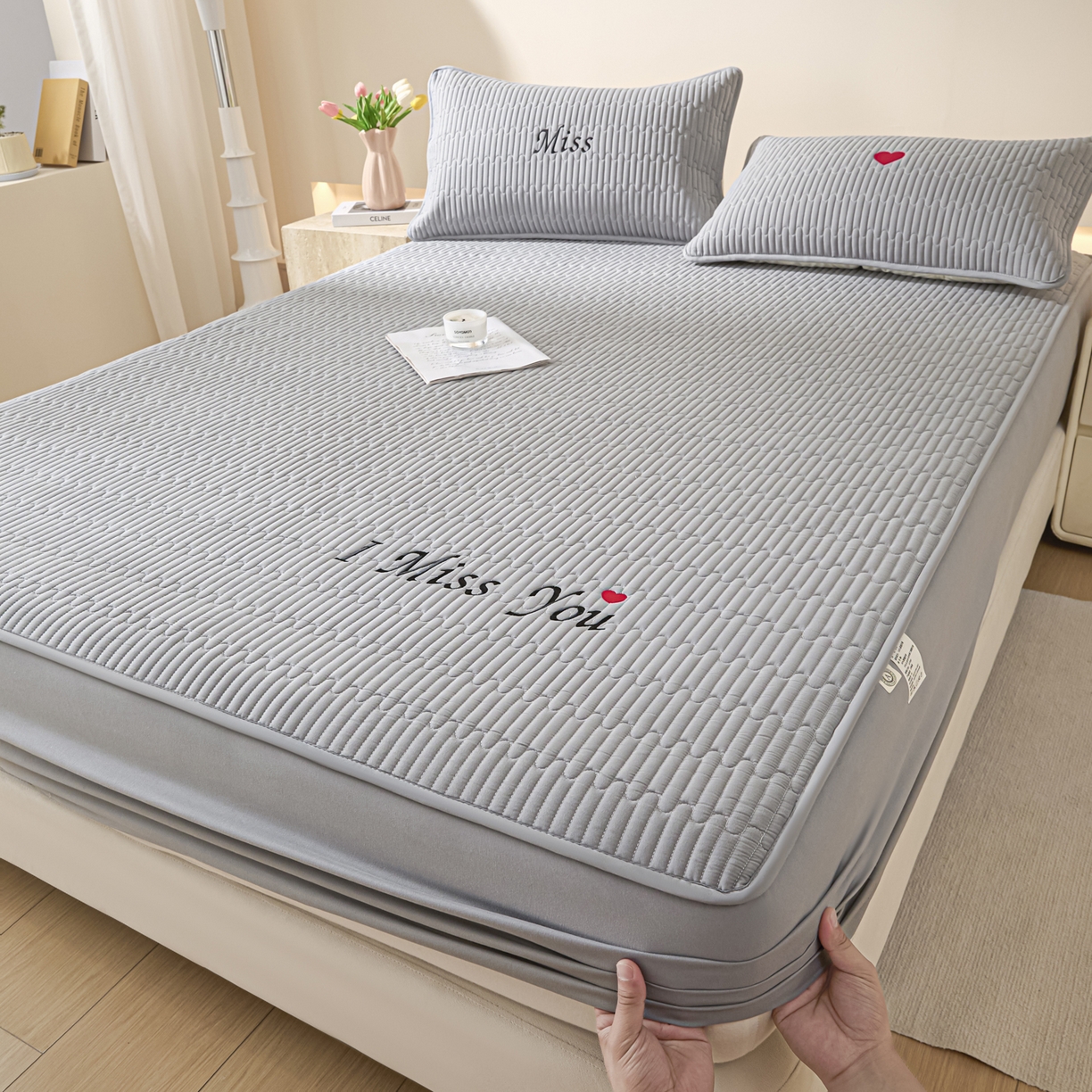 91家纺网 家纺一手货源 找家纺 卡伦家纺 2025新款A类刺绣夹棉床笠情书系列 雾灰情书