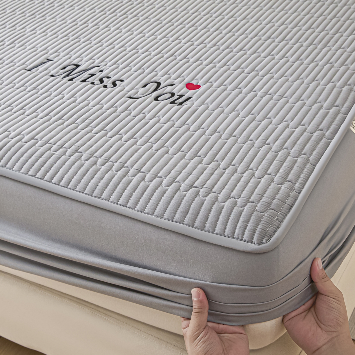 91家纺网 家纺一手货源 找家纺 卡伦家纺 2025新款A类刺绣夹棉床笠情书系列 雾灰情书