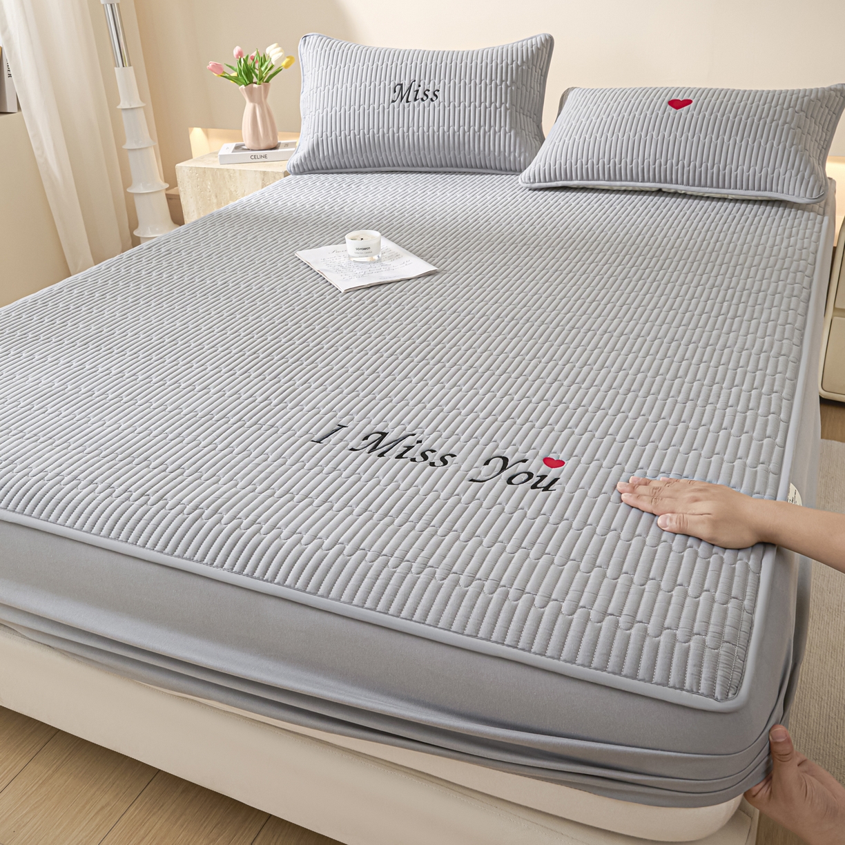 91家纺网 家纺一手货源 找家纺 卡伦家纺 2025新款A类刺绣夹棉床笠情书系列 雾灰情书