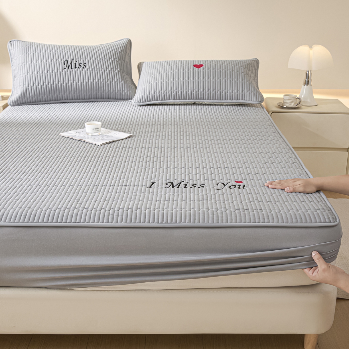 91家纺网 家纺一手货源 找家纺 卡伦家纺 2025新款A类刺绣夹棉床笠情书系列 雾灰情书