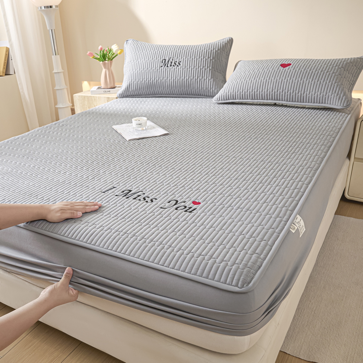 91家纺网 家纺一手货源 找家纺 卡伦家纺 2025新款A类刺绣夹棉床笠情书系列 雾灰情书