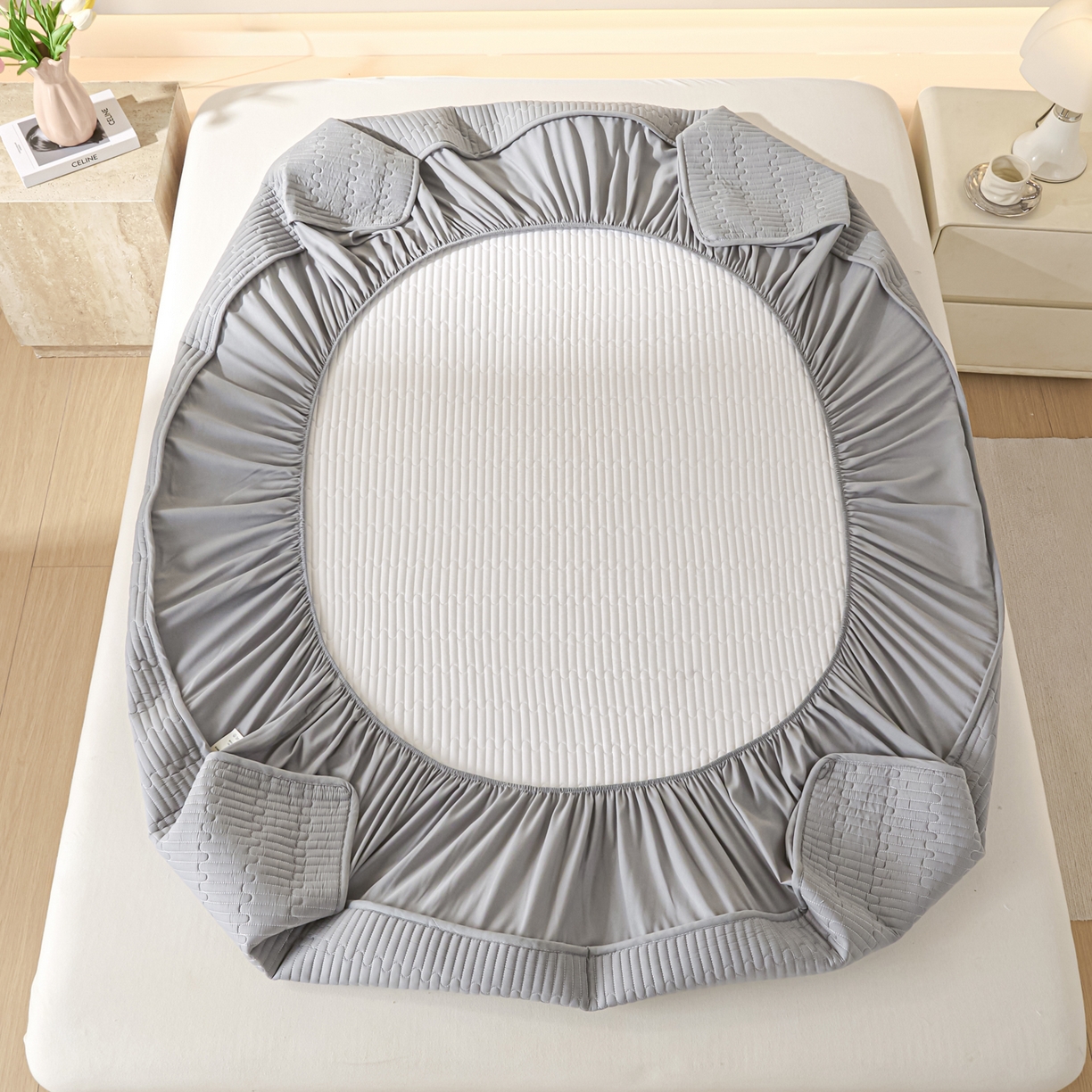 91家纺网 家纺一手货源 找家纺 卡伦家纺 2025新款A类刺绣夹棉床笠情书系列 雾灰情书