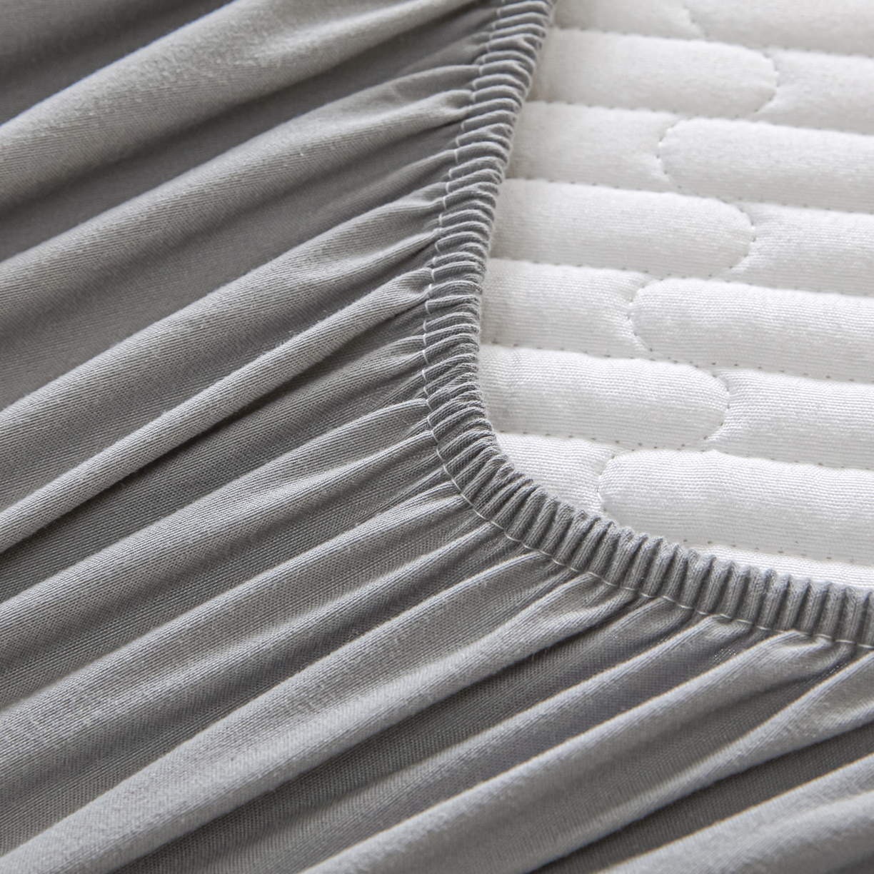 91家纺网 家纺一手货源 找家纺 卡伦家纺 2025新款A类刺绣夹棉床笠情书系列 雾灰情书