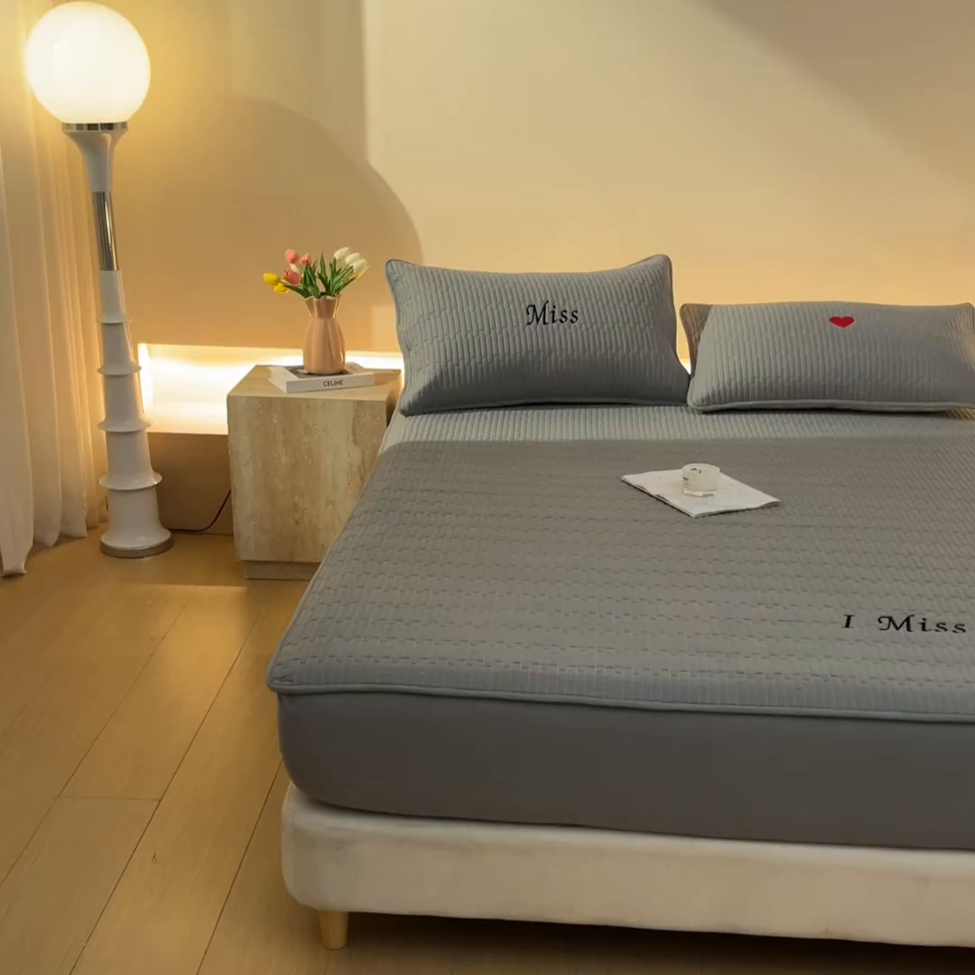 91家纺网 家纺一手货源 找家纺 卡伦家纺 2025新款A类刺绣夹棉床笠情书系列 雾灰情书