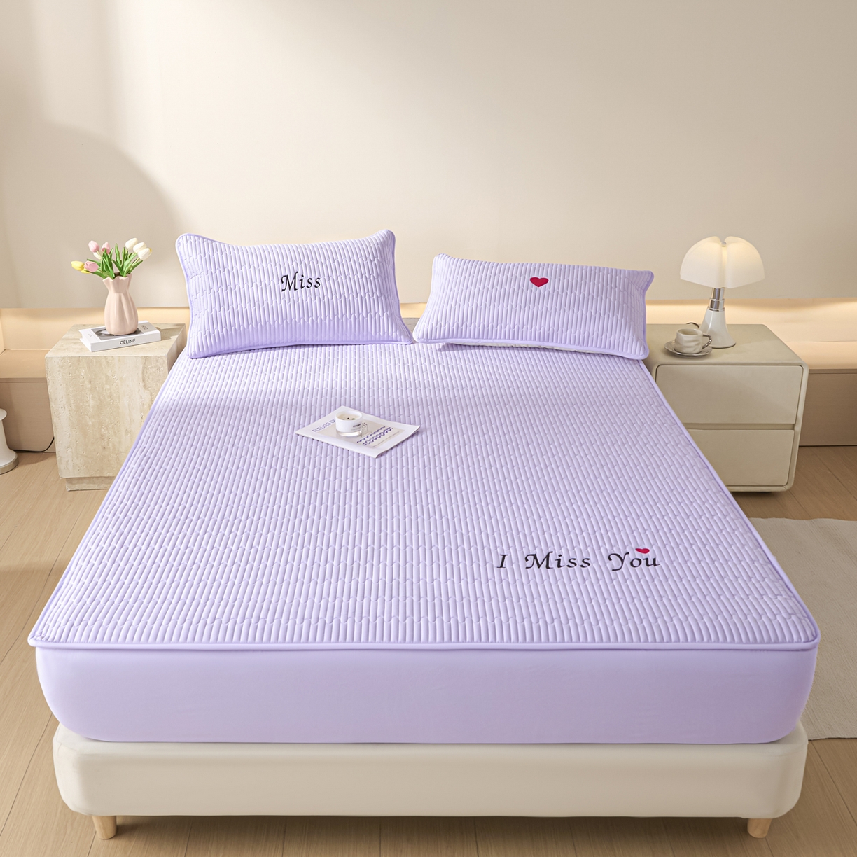 91家纺网 家纺一手货源 找家纺 卡伦家纺 2025新款A类刺绣夹棉床笠情书系列 紫菱情书