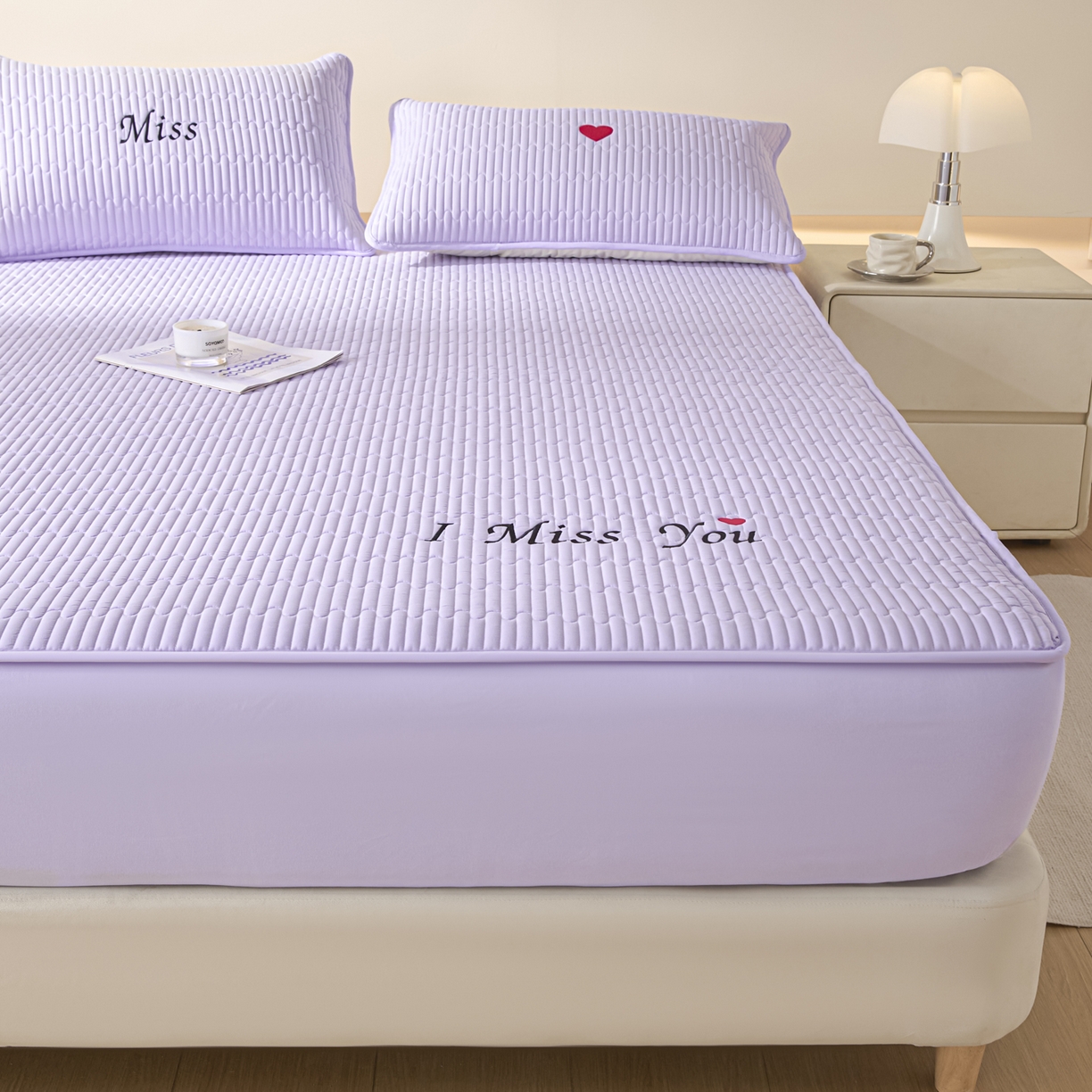 91家纺网 家纺一手货源 找家纺 卡伦家纺 2025新款A类刺绣夹棉床笠情书系列 紫菱情书