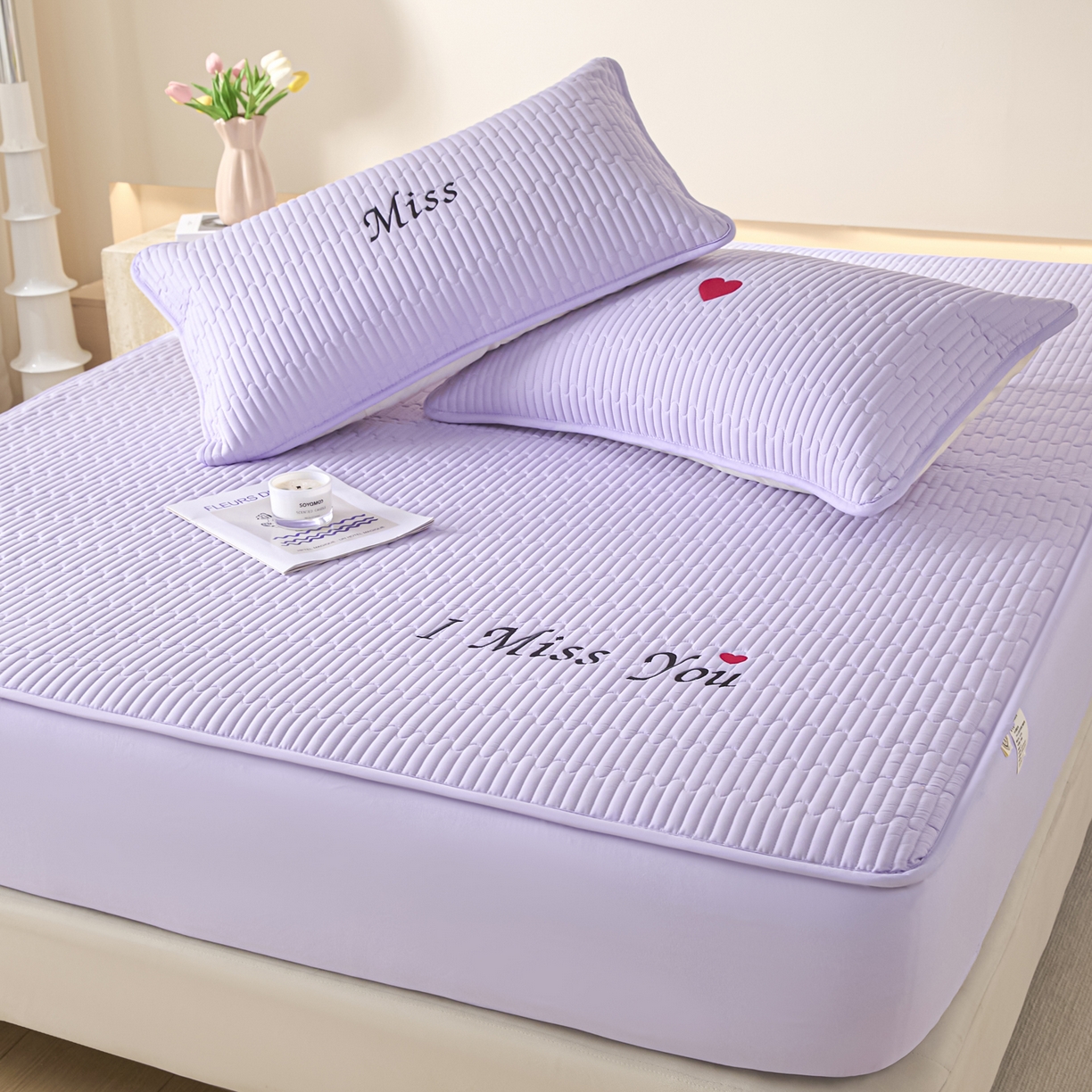 91家纺网 家纺一手货源 找家纺 卡伦家纺 2025新款A类刺绣夹棉床笠情书系列 紫菱情书