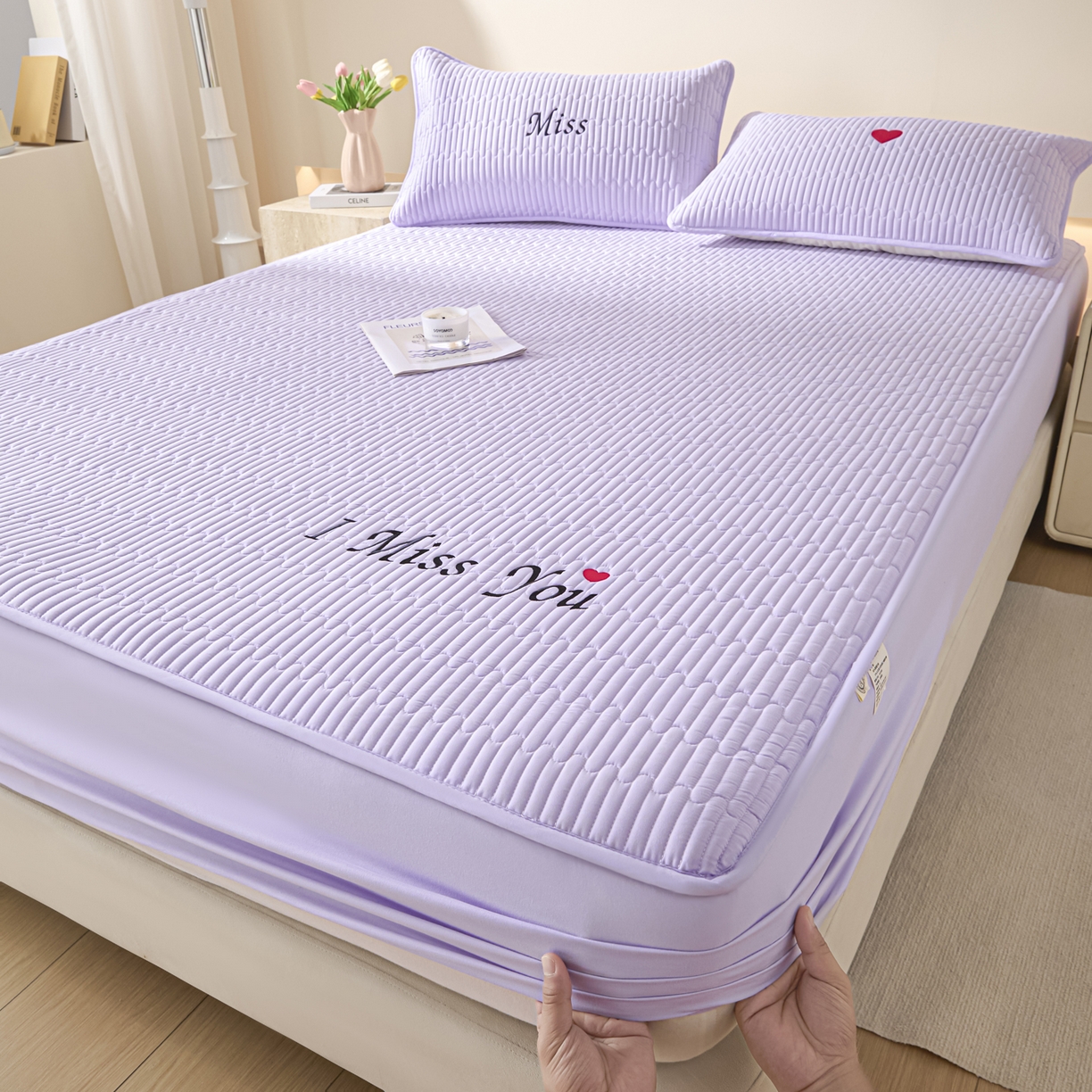 91家纺网 家纺一手货源 找家纺 卡伦家纺 2025新款A类刺绣夹棉床笠情书系列 紫菱情书