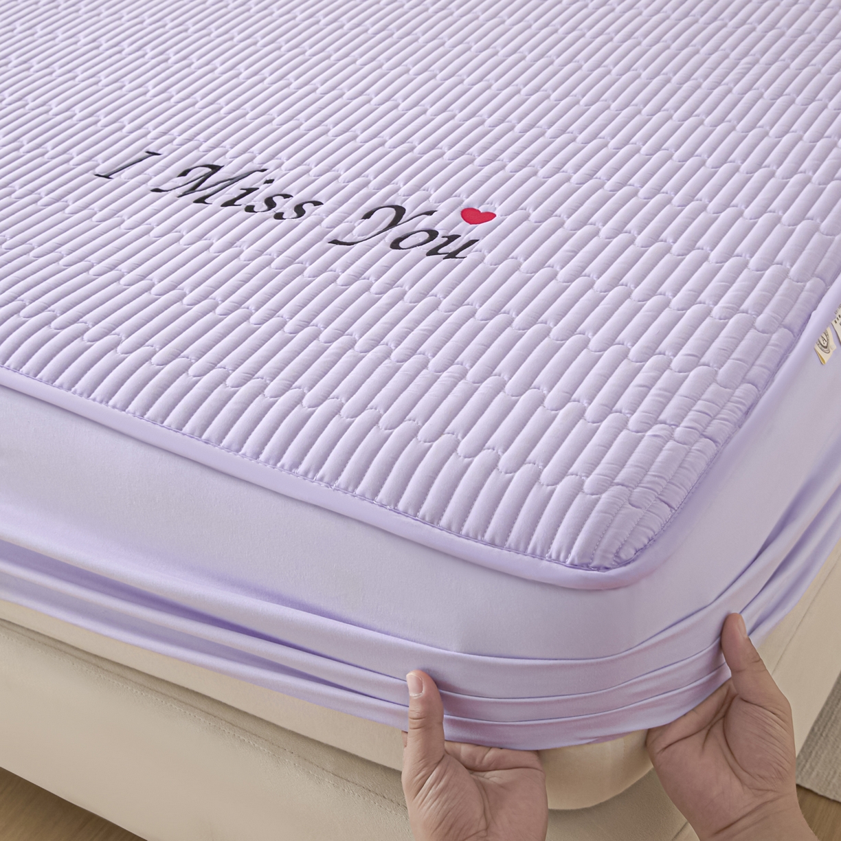 91家纺网 家纺一手货源 找家纺 卡伦家纺 2025新款A类刺绣夹棉床笠情书系列 紫菱情书