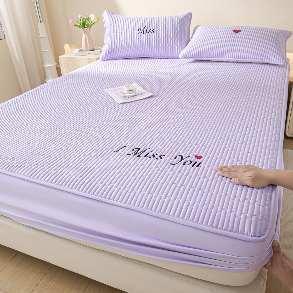 91家纺网 家纺一手货源 找家纺 卡伦家纺 2025新款A类刺绣夹棉床笠情书系列 紫菱情书