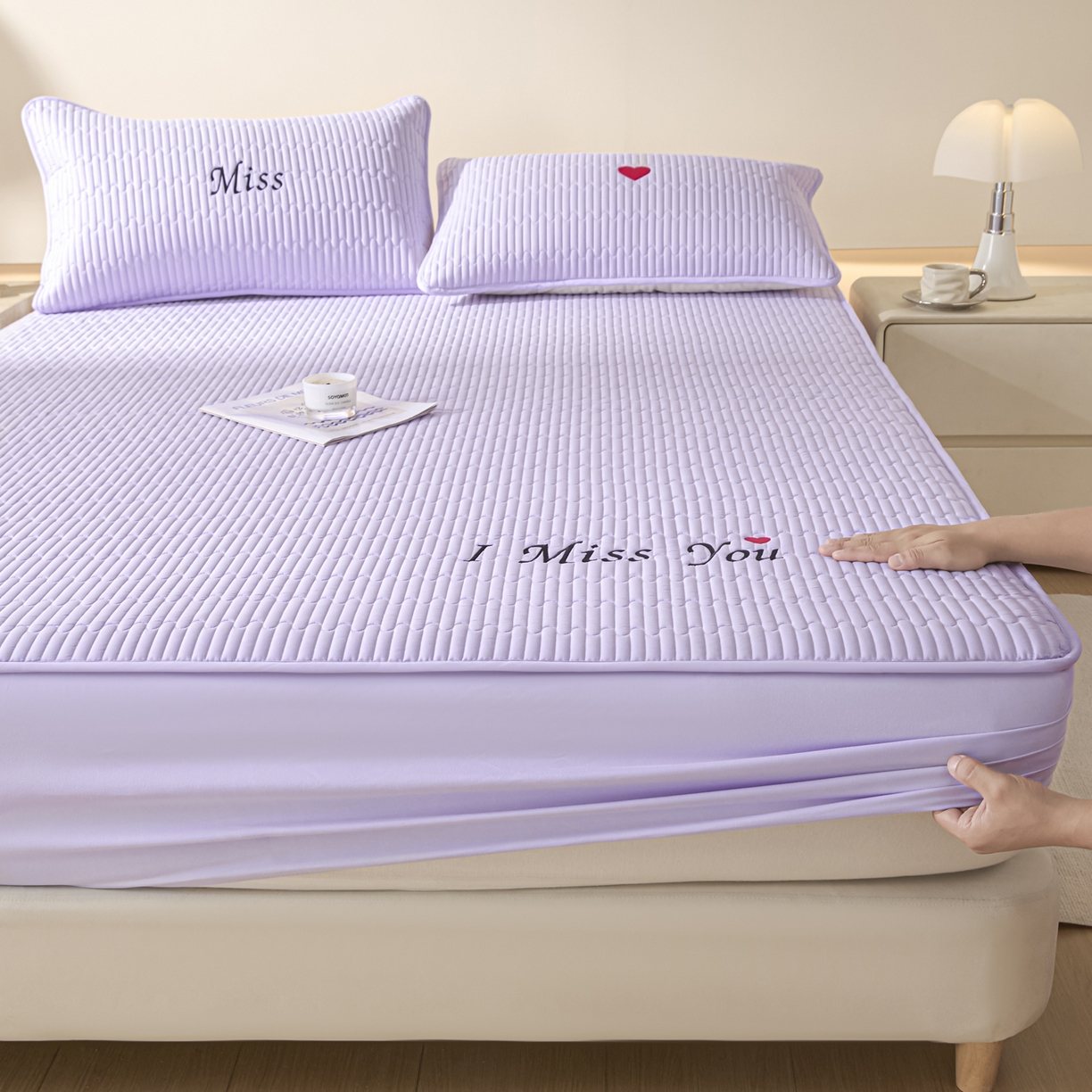 91家纺网 家纺一手货源 找家纺 卡伦家纺 2025新款A类刺绣夹棉床笠情书系列 紫菱情书