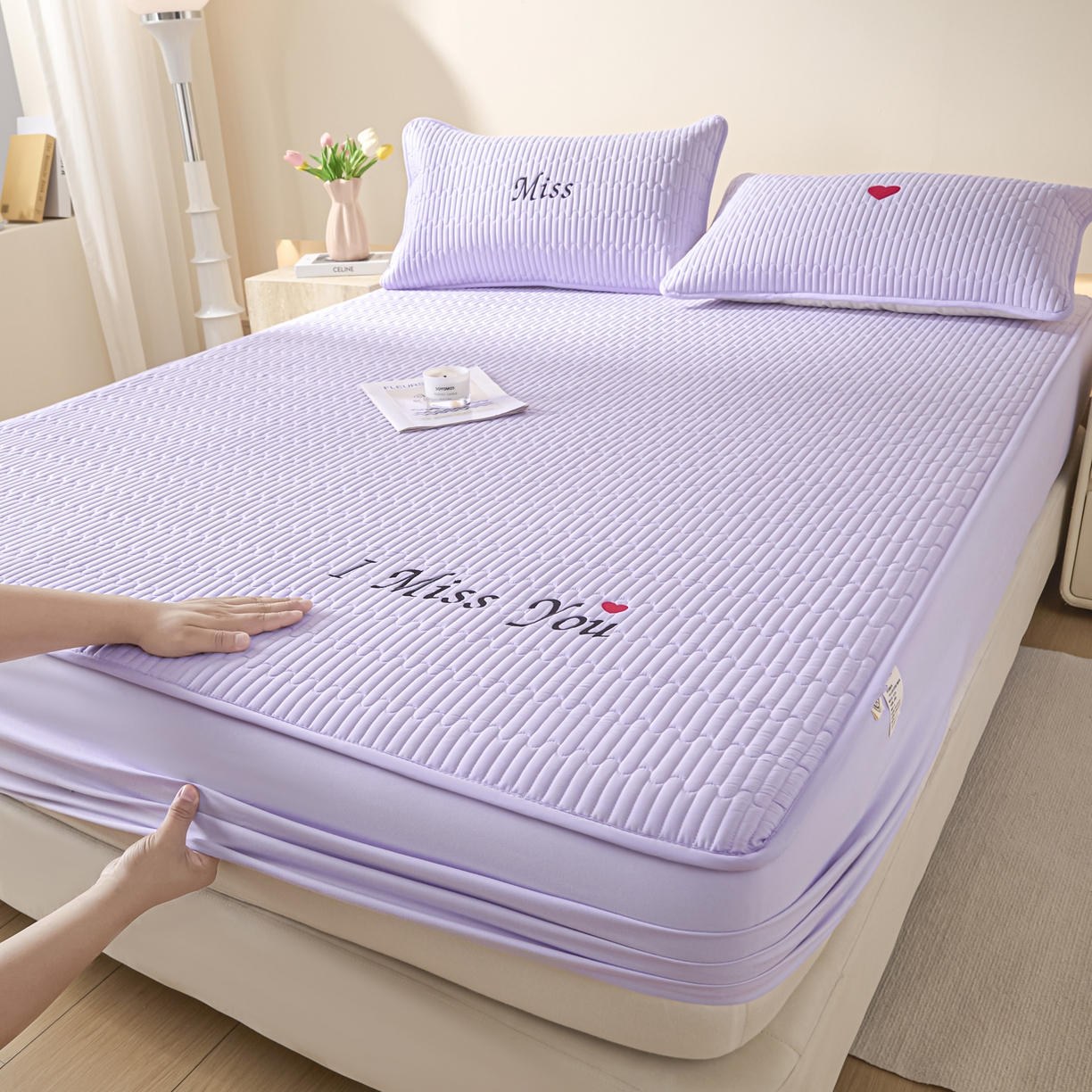 91家纺网 家纺一手货源 找家纺 卡伦家纺 2025新款A类刺绣夹棉床笠情书系列 紫菱情书