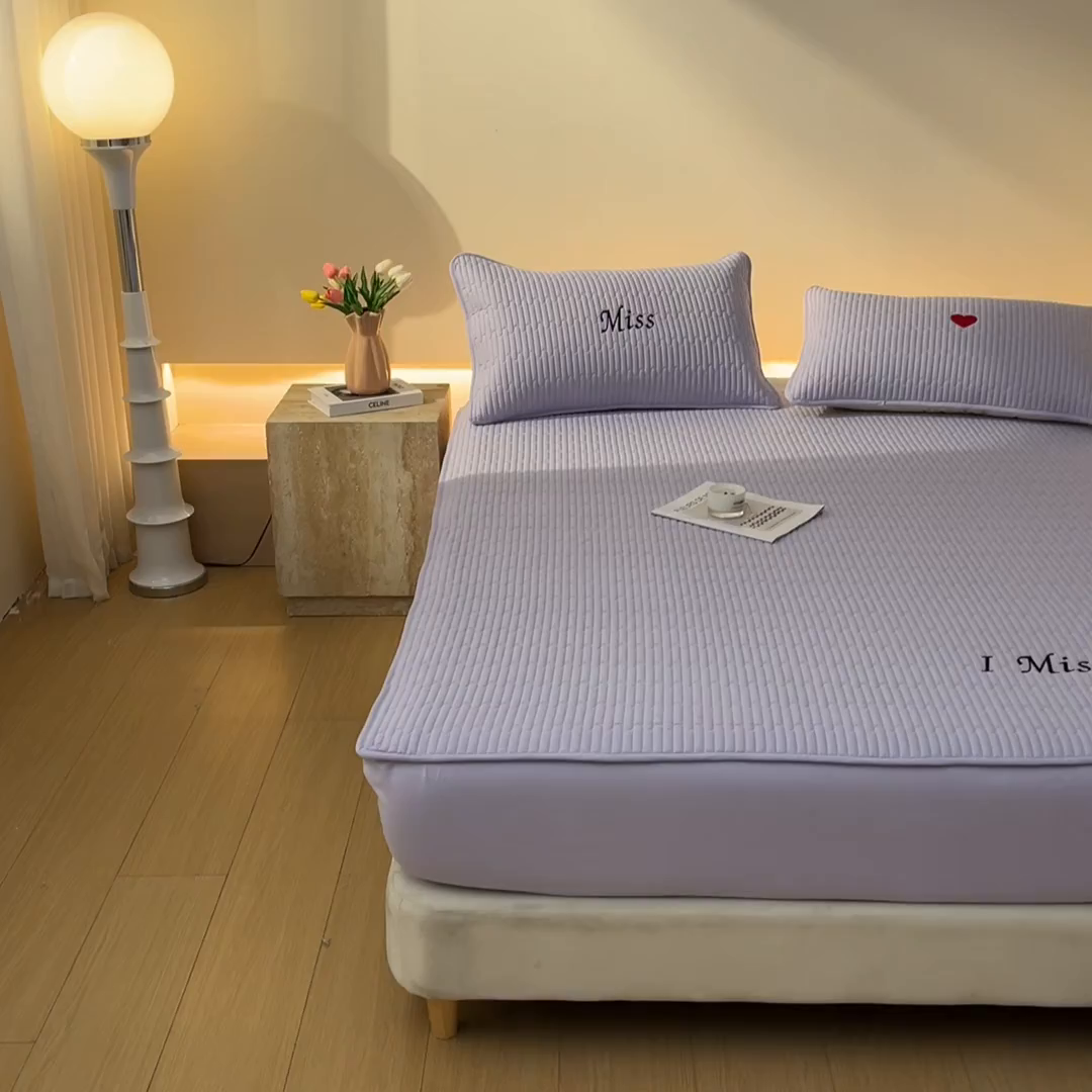 91家纺网 家纺一手货源 找家纺 卡伦家纺 2025新款A类刺绣夹棉床笠情书系列 紫菱情书