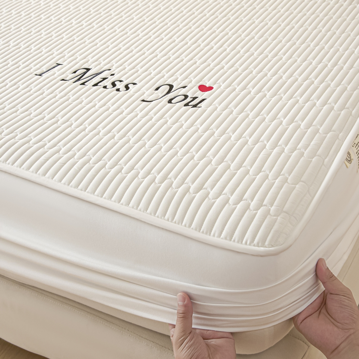 91家纺网 家纺一手货源 找家纺 （总）卡伦家纺 2025新款A类刺绣夹棉床笠情书系列