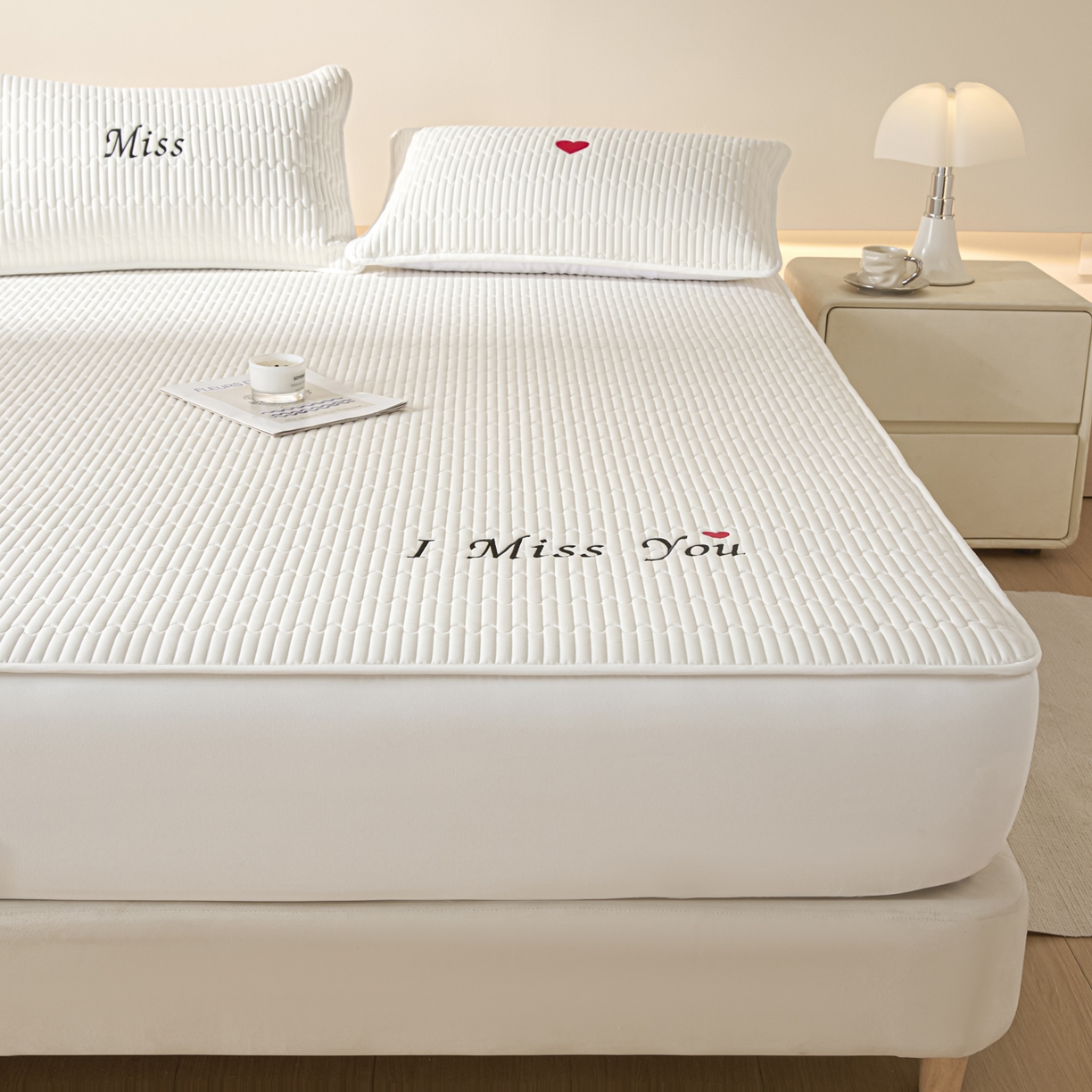 91家纺网 家纺一手货源 找家纺 （总）卡伦家纺 2025新款A类刺绣夹棉床笠情书系列