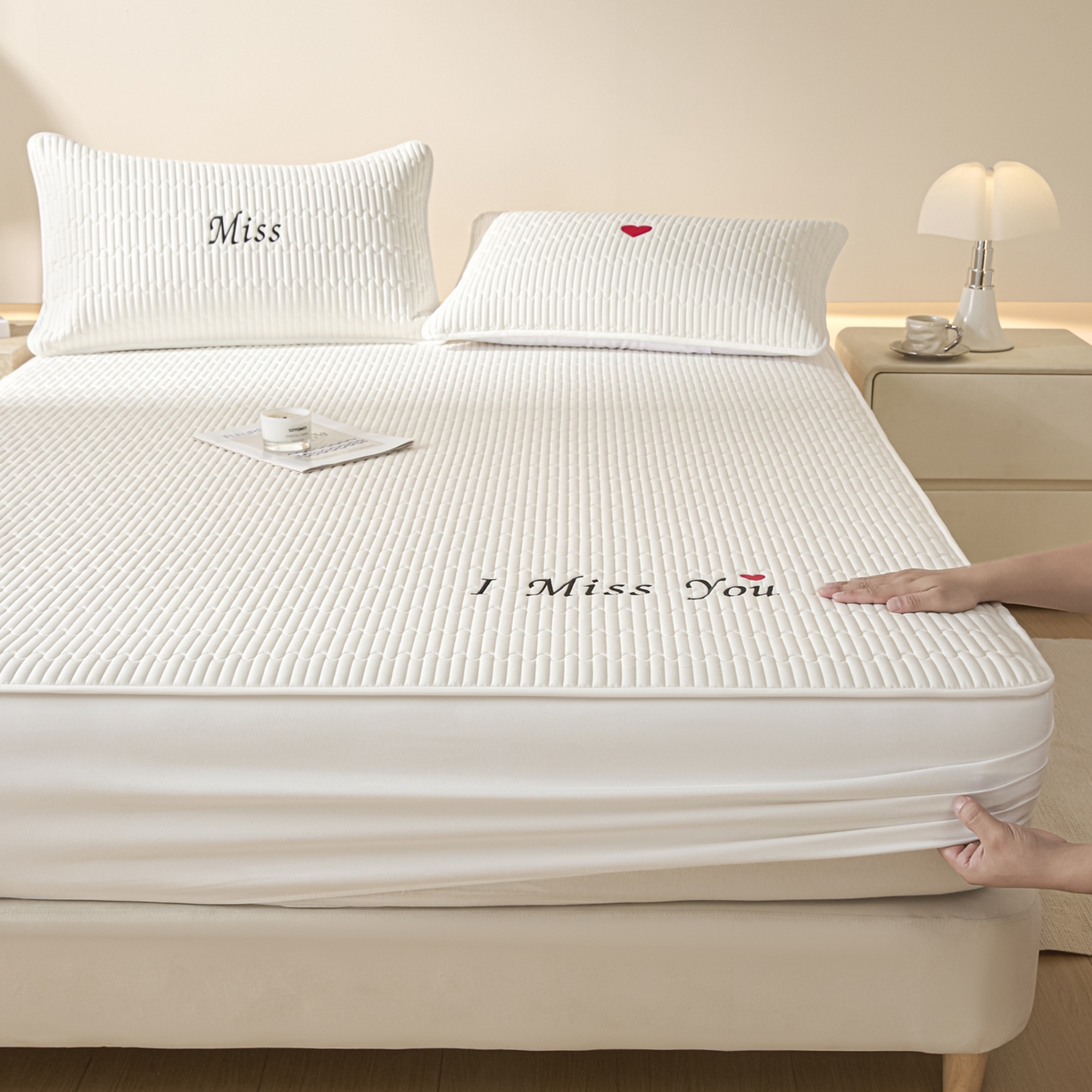 91家纺网 家纺一手货源 找家纺 （总）卡伦家纺 2025新款A类刺绣夹棉床笠情书系列