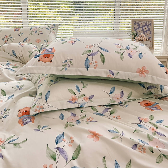 91家纺网 家纺一手货源 找家纺 优纤家纺 2025新款120克磨毛斜纹卡通花卉印花植物羊绒四件套 小熊指挥官