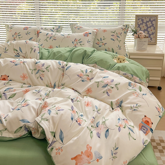 91家纺网 家纺一手货源 找家纺 优纤家纺 2025新款120克磨毛斜纹卡通花卉印花植物羊绒四件套 小熊指挥官