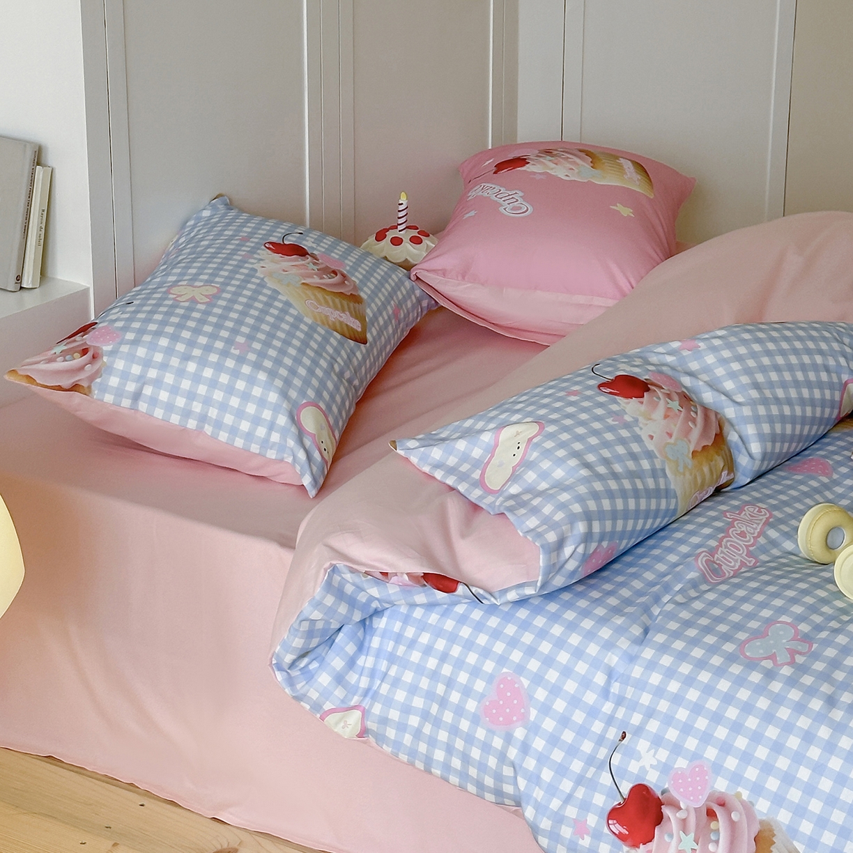 91家纺网 家纺一手货源 找家纺 桃子家居 2025新款纯棉数码印花5D卡通混搭可爱少女纯棉系列四件套 棉5D-甜蜜蛋糕蓝