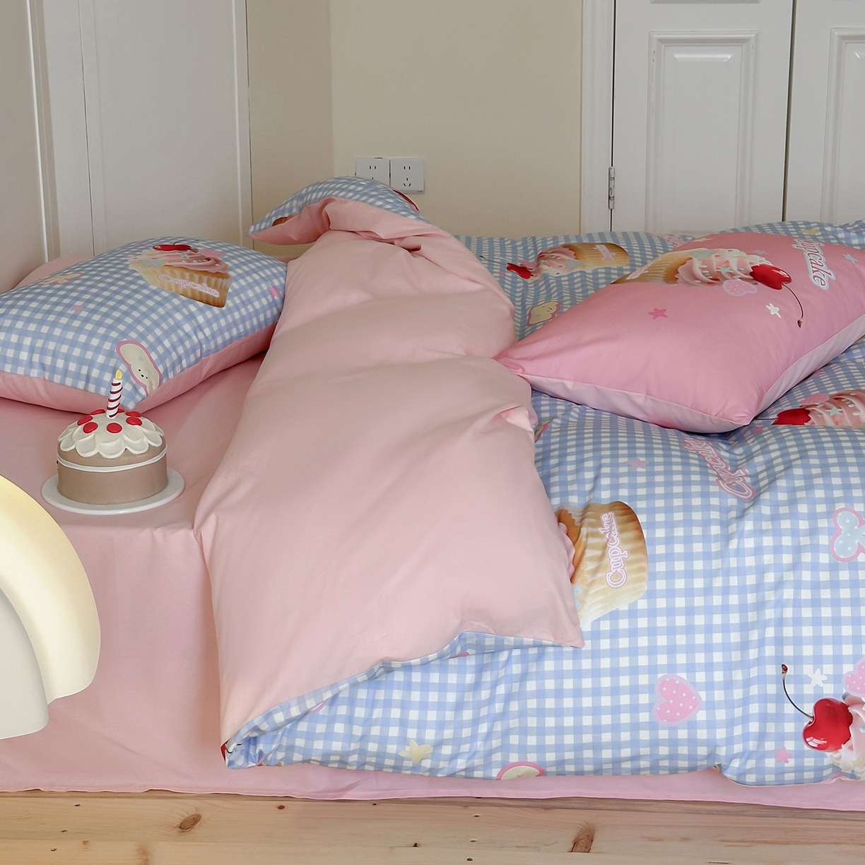91家纺网 家纺一手货源 找家纺 桃子家居 2025新款纯棉数码印花5D卡通混搭可爱少女纯棉系列四件套 棉5D-甜蜜蛋糕蓝