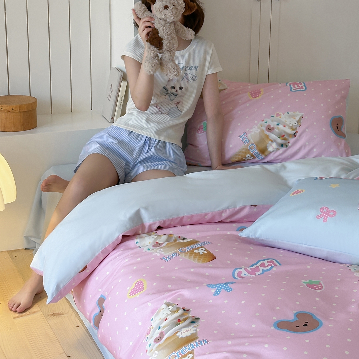91家纺网 家纺一手货源 找家纺 桃子家居 2025新款纯棉数码印花5D卡通混搭可爱少女纯棉系列四件套 棉5D-熊熊冰淇淋粉