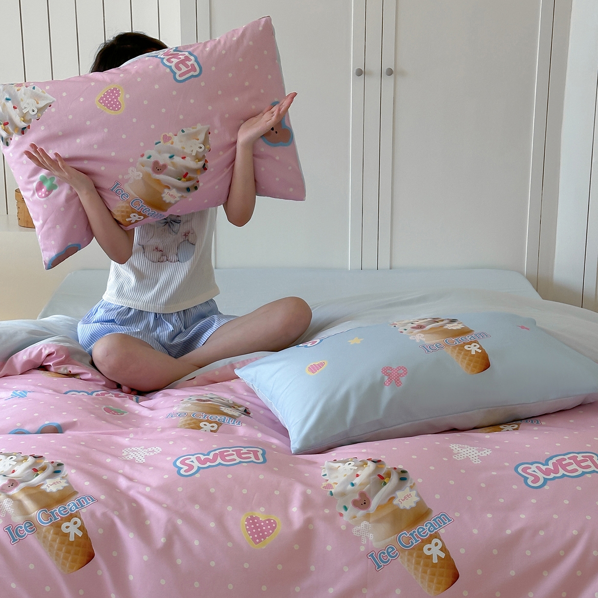 91家纺网 家纺一手货源 找家纺 桃子家居 2025新款纯棉数码印花5D卡通混搭可爱少女纯棉系列四件套 棉5D-熊熊冰淇淋粉