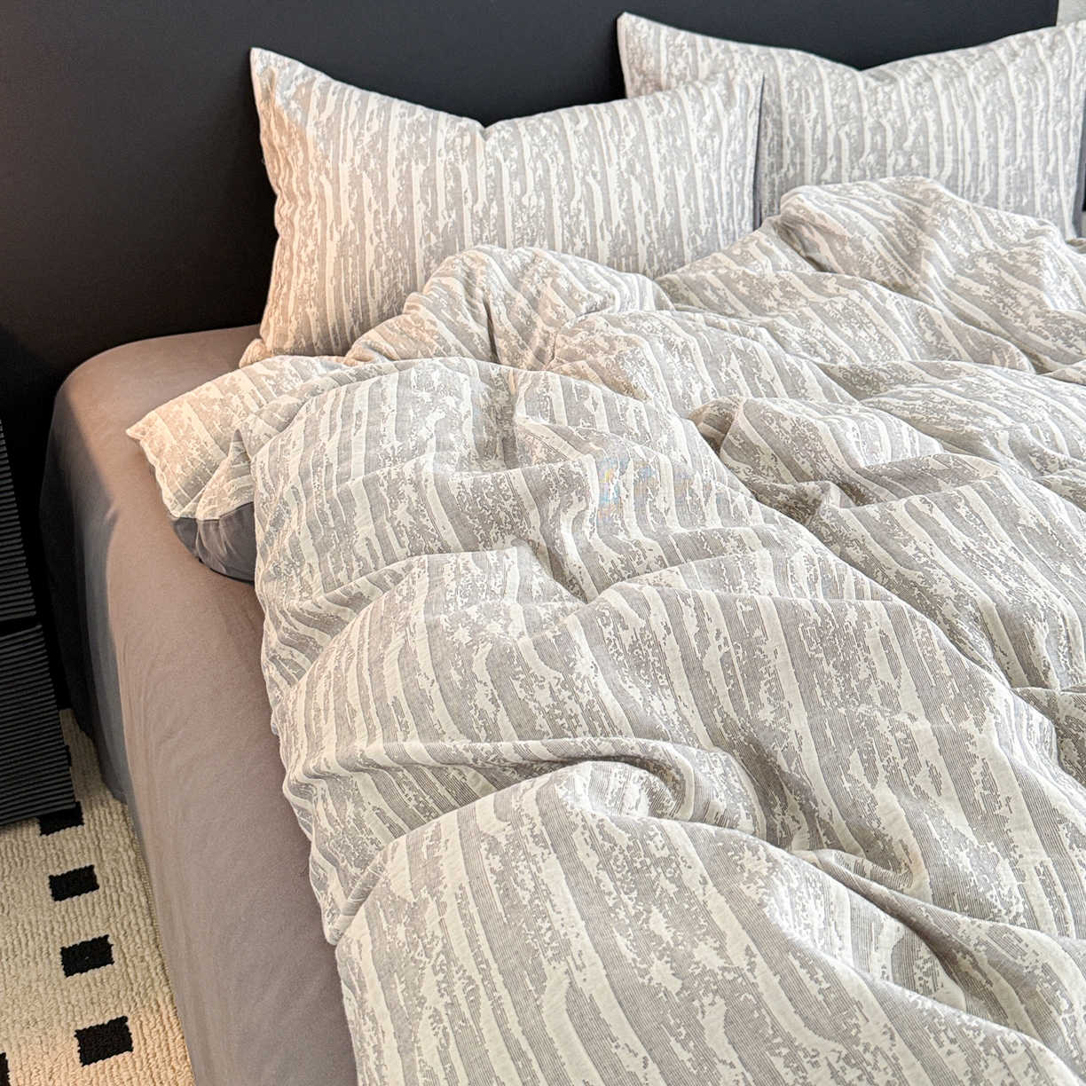 91家纺网 家纺一手货源 找家纺 眠博士 2025新款60s长绒棉纯棉提花磨毛四件套 提花磨毛套件-流光灰