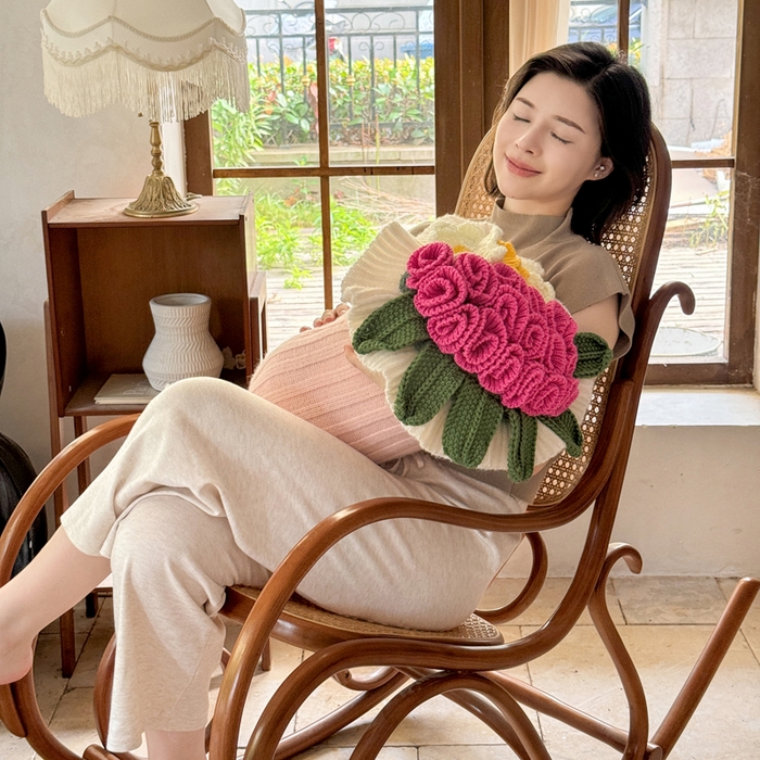 91家纺网 家纺一手货源 找家纺 （总）丹本-2025新款网红直播爆款多功能玫瑰花束抱枕卧室沙发靠枕半边绒针织礼品毯毛毯
