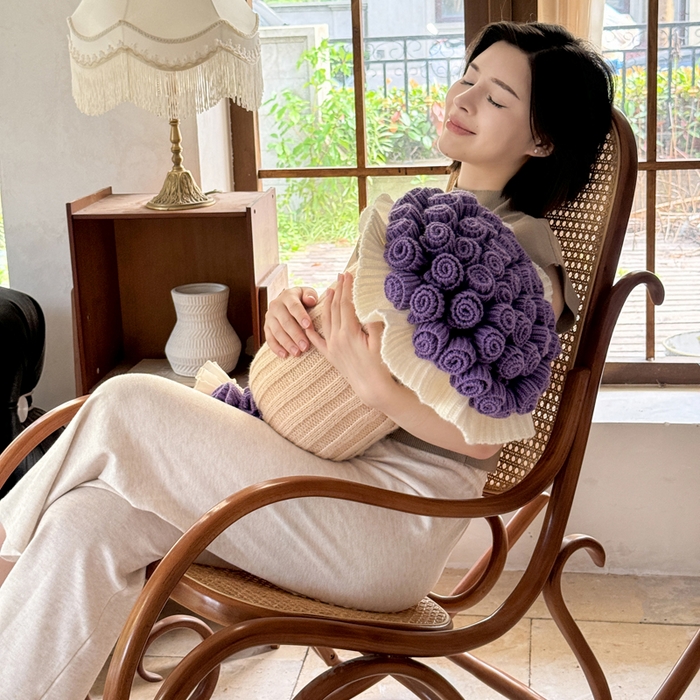 91家纺网 家纺一手货源 找家纺 丹本-2025新款网红直播爆款多功能玫瑰花束抱枕卧室沙发靠枕半边绒针织礼品毯毛毯 星穹紫