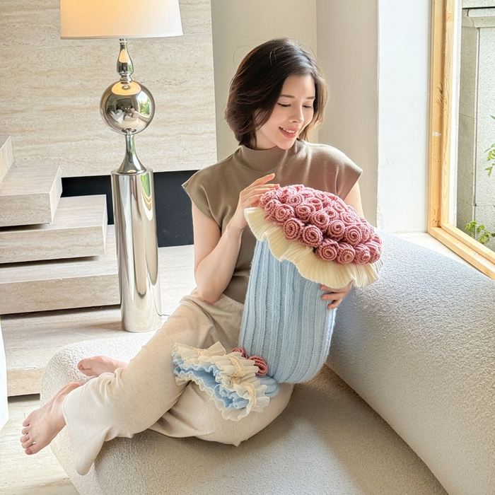 91家纺网 家纺一手货源 找家纺 丹本-2025新款网红直播爆款多功能玫瑰花束抱枕卧室沙发靠枕半边绒针织礼品毯毛毯 星穹粉