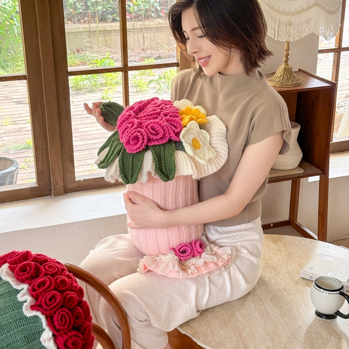 91家纺网 家纺一手货源 找家纺 （总）丹本-2025新款网红直播爆款多功能玫瑰花束抱枕卧室沙发靠枕半边绒针织礼品毯毛毯