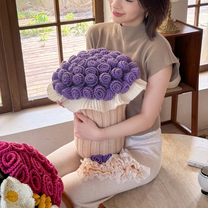 91家纺网 家纺一手货源 找家纺 丹本-2025新款网红直播爆款多功能玫瑰花束抱枕卧室沙发靠枕半边绒针织礼品毯毛毯 星穹紫