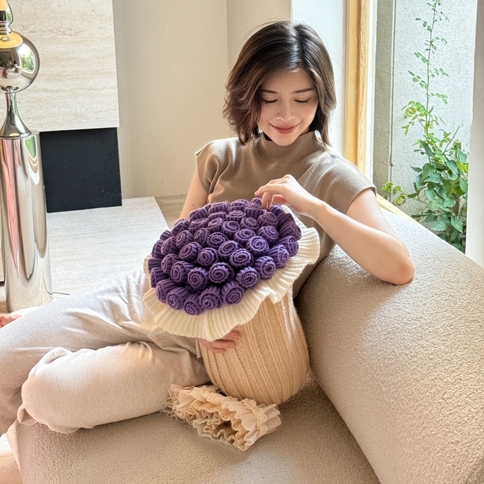 91家纺网 家纺一手货源 找家纺 丹本-2025新款网红直播爆款多功能玫瑰花束抱枕卧室沙发靠枕半边绒针织礼品毯毛毯 星穹紫