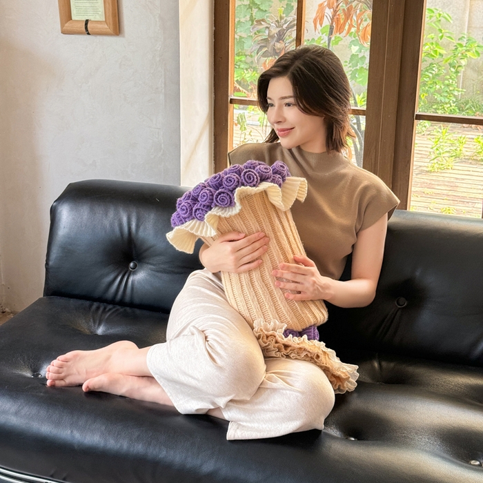 91家纺网 家纺一手货源 找家纺 丹本-2025新款网红直播爆款多功能玫瑰花束抱枕卧室沙发靠枕半边绒针织礼品毯毛毯 星穹紫