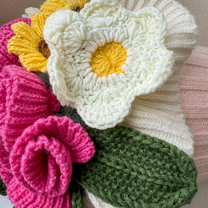 91家纺网 家纺一手货源 找家纺 （总）丹本-2025新款网红直播爆款多功能玫瑰花束抱枕卧室沙发靠枕半边绒针织礼品毯毛毯